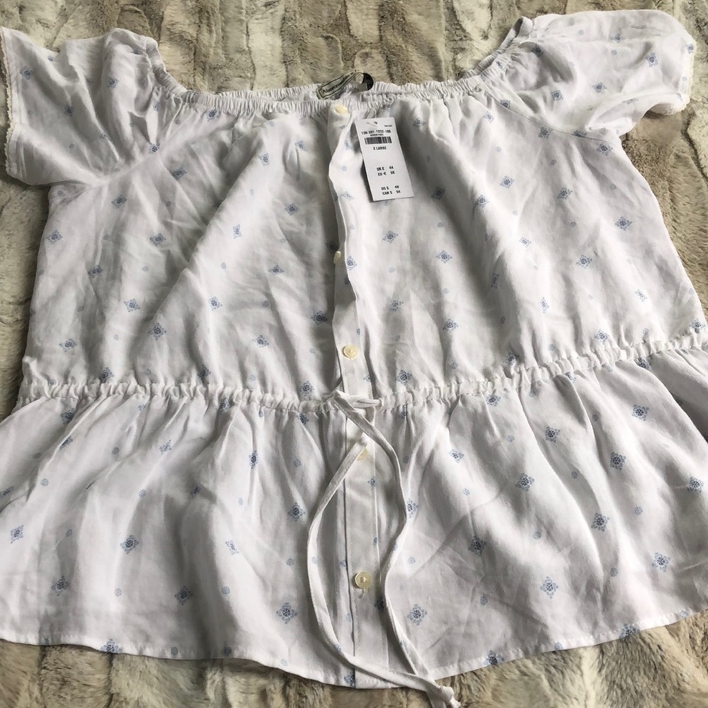 Abercrombie & Fitch White Top / blue design
